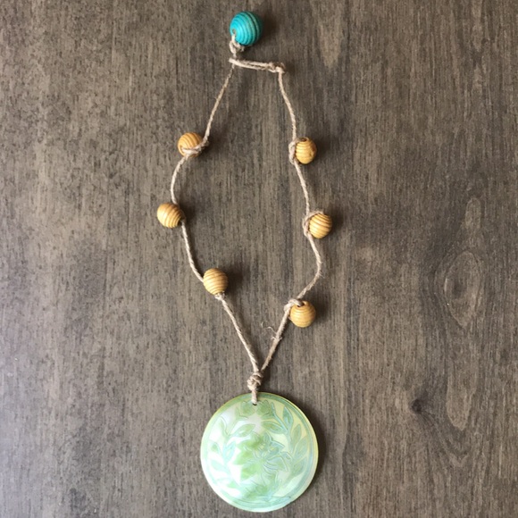 Handmade hemp string and shell pendant choker - Picture 4 of 7